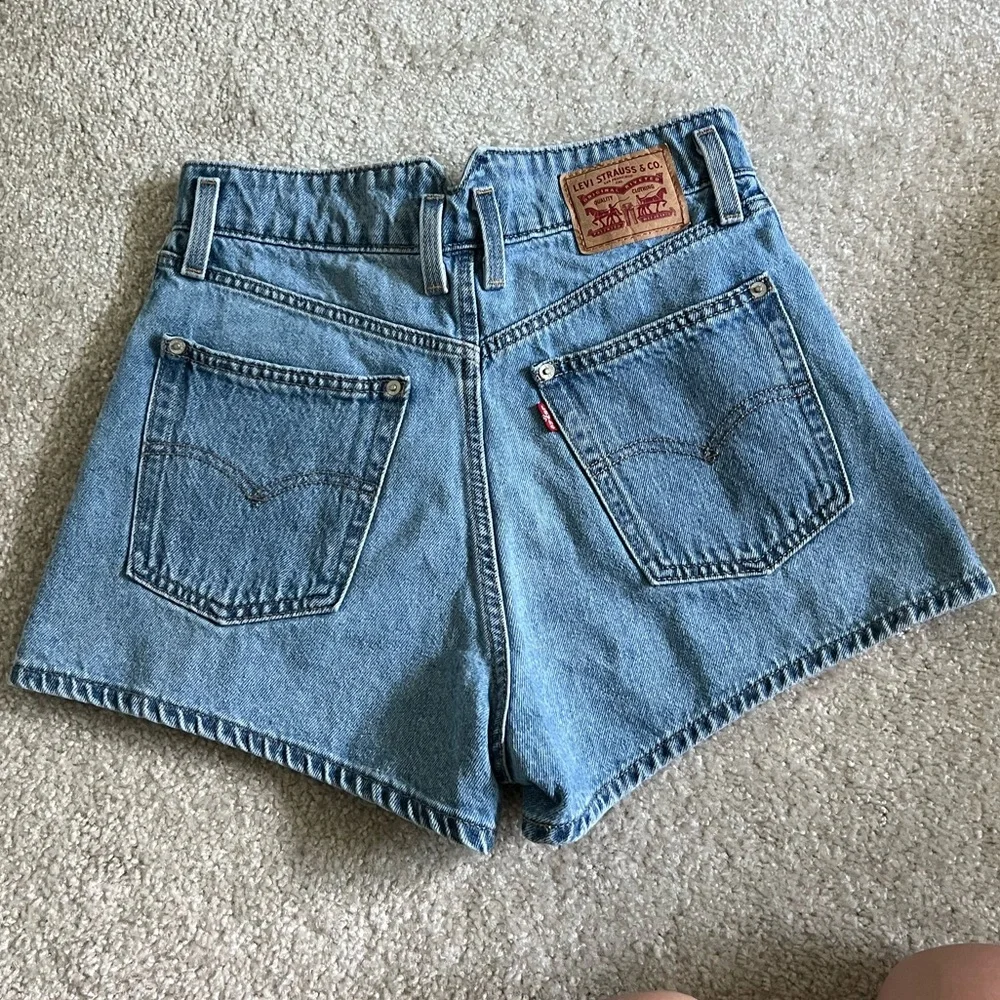 Levi’s High Waisted Mom Denim Shorts - Picture 4 of 12